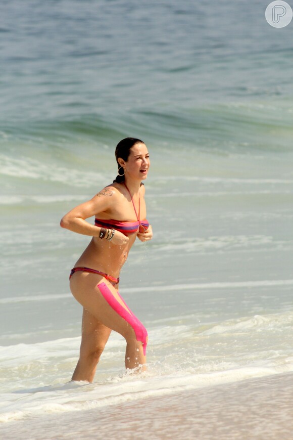 Luana Piovani exibe corpão em dia de praia no Leblon, no Rio