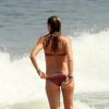 Luana Piovani ajeita biquíni após mergulhar na praia; atriz se refrescou no mar do Leblon na tarde desta sexta-feira, 11 de abril de 2014