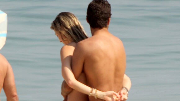Luana Piovani namora o marido, Pedro Scooby, em dia de praia no Rio