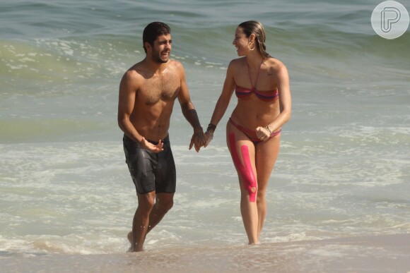 Luana Piovanni e o marido, Pedro Scooby, vão à praia juntinhos no Leblon, no Rio de Janeiro