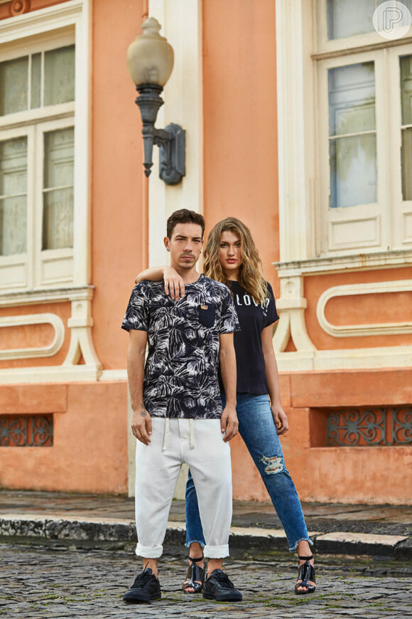 Sasha Meneghel posa com Di Ferrero nas ruas do Pelourinho