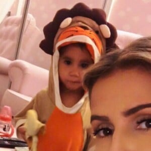 Deborah Secco adora compartilhar momentos de fofura da filha, Maria Flor, nas redes sociais