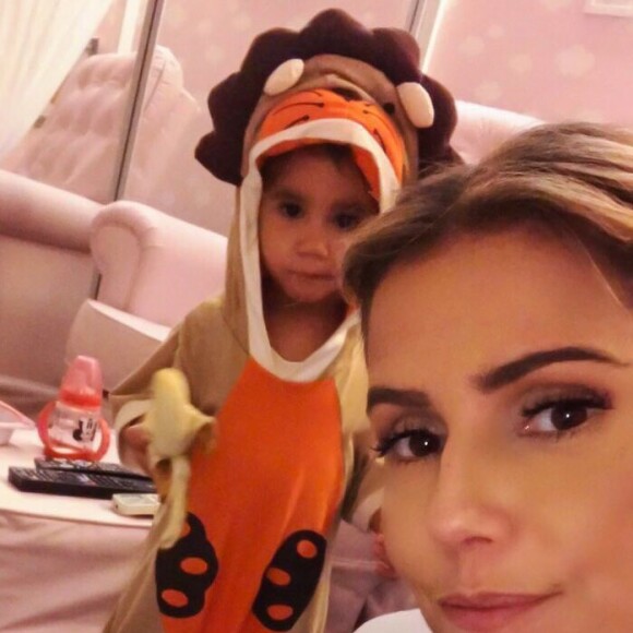 Deborah Secco adora compartilhar momentos de fofura da filha, Maria Flor, nas redes sociais