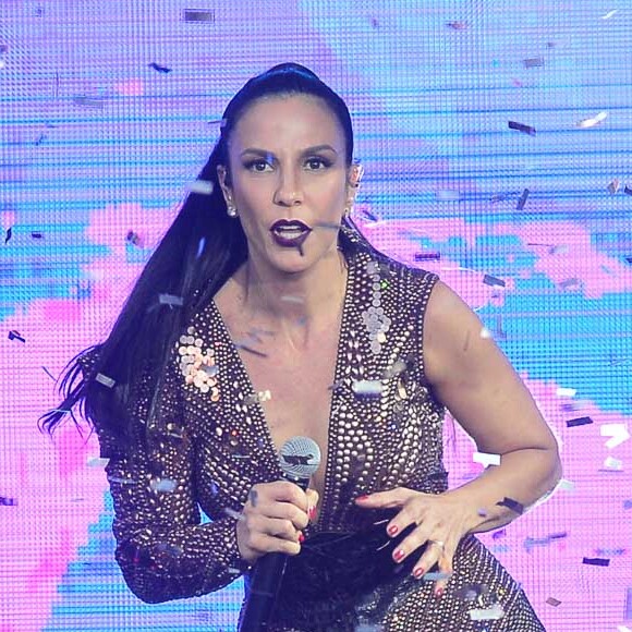 Ivete Sangalo passou por susto ao torcer o pé durante show em Brasília