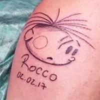 Rafa Brites grava Felipe Andreoli fazendo tatuagem para o filho, Rocco: 'Fofo'