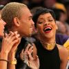 Na foto, Chris Brown usou um emoji com um par de olhos para o look decotado e supercavado de Rihanna