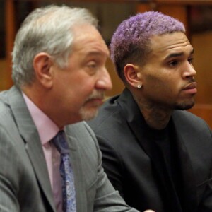 'Me senti um monstro. Eu pensava em suicídio e tudo mais. Eu não dormia e nem comia. Só me drogava', disse Chris Brown em documentário