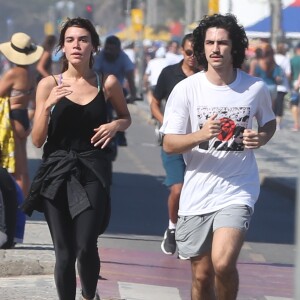 Gabriel Leone pratica corrida com a namorada, Carla Salle, na orla da praia do Leblon, Zona Sul do Rio de Janeiro, na manhã desta terça-feira, 08 de agosto de 2017