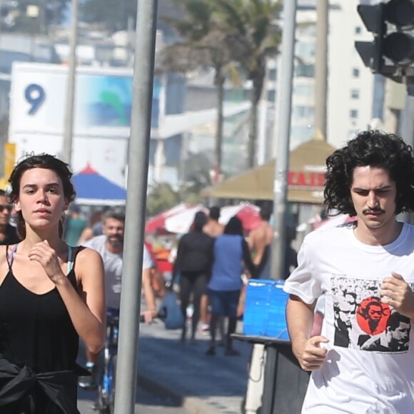 Gabriel Leone pratica corrida com a namorada, Carla Salle, na orla da praia do Leblon, Zona Sul do Rio de Janeiro, na manhã desta terça-feira, 08 de agosto de 2017