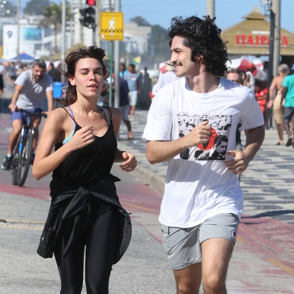Gabriel Leone pratica corrida com a namorada, Carla Salle, na orla da praia do Leblon, Zona Sul do Rio de Janeiro, na manhã desta terça-feira, 08 de agosto de 2017