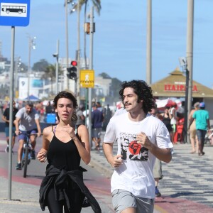 Gabriel Leone pratica corrida com a namorada, Carla Salle, na orla da praia do Leblon, Zona Sul do Rio de Janeiro, na manhã desta terça-feira, 08 de agosto de 2017