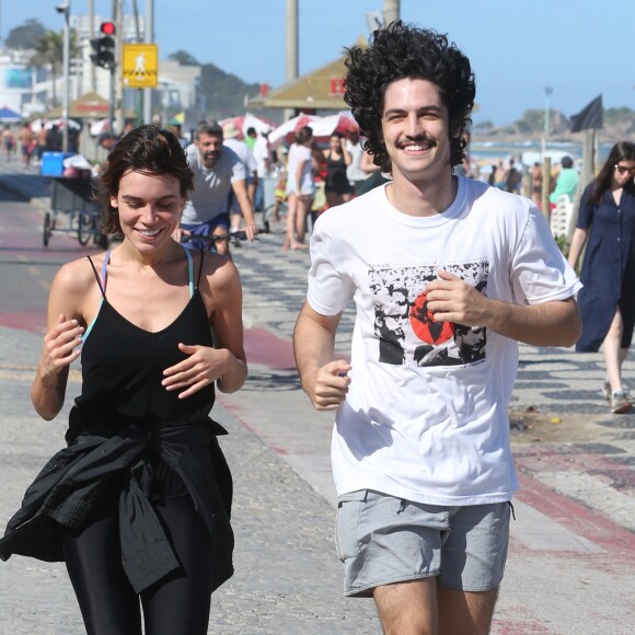 Gabriel Leone pratica corrida com a namorada, Carla Salle, na orla da praia do Leblon, Zona Sul do Rio de Janeiro, na manhã desta terça-feira, 08 de agosto de 2017