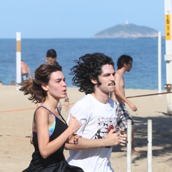 Gabriel Leone pratica corrida com a namorada, Carla Salle, na orla da praia do Leblon, Zona Sul do Rio de Janeiro, na manhã desta terça-feira, 08 de agosto de 2017