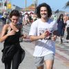 Gabriel Leone pratica corrida com a namorada, Carla Salle, na orla da praia do Leblon, Zona Sul do Rio de Janeiro, na manhã desta terça-feira, 08 de agosto de 2017