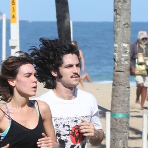 Gabriel Leone pratica corrida com a namorada, Carla Salle, na orla da praia do Leblon, Zona Sul do Rio de Janeiro, na manhã desta terça-feira, 08 de agosto de 2017