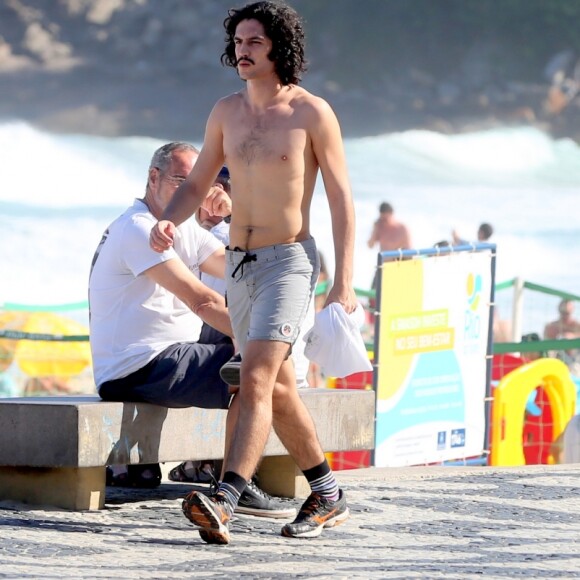 Gabriel Leone pratica corrida com a namorada, Carla Salle, na orla da praia do Leblon, Zona Sul do Rio de Janeiro, na manhã desta terça-feira, 08 de agosto de 2017