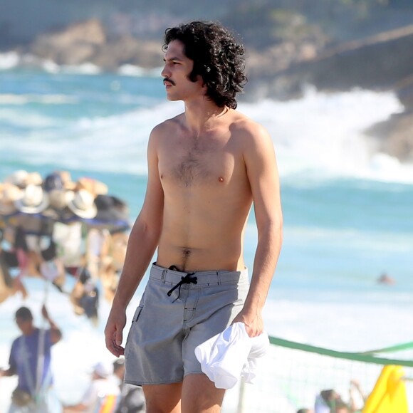 Gabriel Leone pratica corrida com a namorada, Carla Salle, na orla da praia do Leblon, Zona Sul do Rio de Janeiro, na manhã desta terça-feira, 08 de agosto de 2017