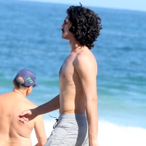 Gabriel Leone pratica corrida com a namorada, Carla Salle, na orla da praia do Leblon, Zona Sul do Rio de Janeiro, na manhã desta terça-feira, 08 de agosto de 2017