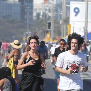 Gabriel Leone pratica corrida com a namorada, Carla Salle, na orla da praia do Leblon, Zona Sul do Rio de Janeiro, na manhã desta terça-feira, 08 de agosto de 2017