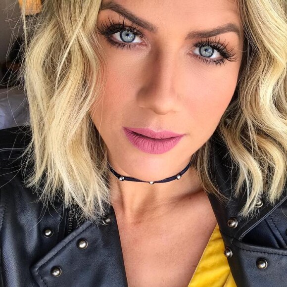 'Eu sou uma pessoa que tem muito sono. Quando eu e Bruno começamos a namorar, ele sempre foi muito agitado, animado, tem insônia. Não dorme', disse Giovanna Ewbank