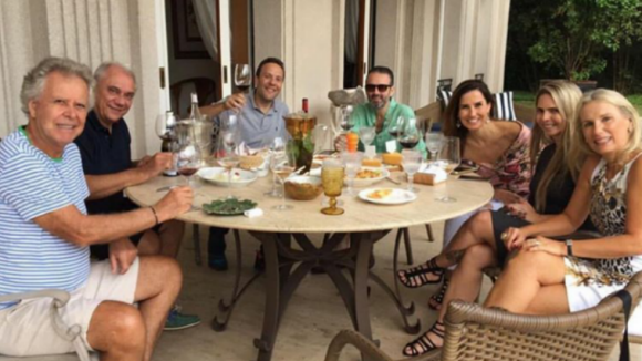 Marcelo Rezende, em tratamento contra o câncer, almoça com namorada e amigos