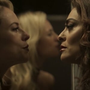 Bibi (Juliana Paes) também provoca Jeiza (Paolla Oliveira) após Zeca (Marco Pigossi) ir parar atrás das grades, na novela 'A Força do Querer'