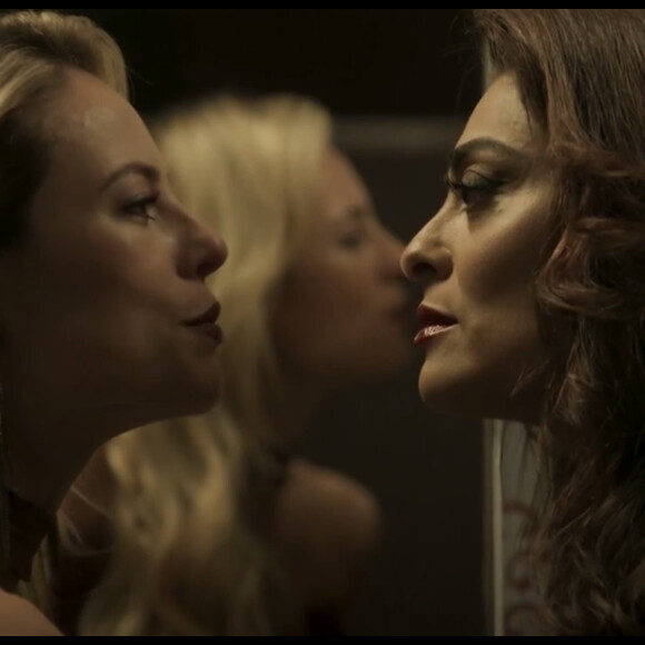 Bibi (Juliana Paes) também provoca Jeiza (Paolla Oliveira) após Zeca (Marco Pigossi) ir parar atrás das grades, na novela 'A Força do Querer'