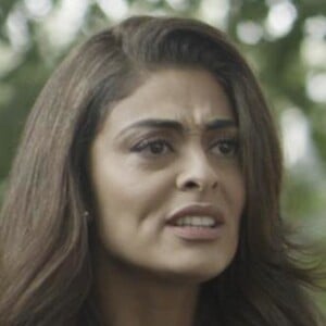 Bibi (Juliana Paes) se revolta ao ver Carine (Carla Diaz) usando um top, presente de Rubinho (Emílio Dantas), amante da jovem, na novela 'A Força do Querer'. Quem antecipa é a colunista de TV Carla Bittencourt, do jornal 'Extra', nesta terça-feira, 8 de agosto de 2017