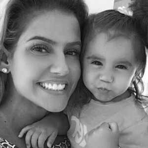 Deborah Secco filmou reação da filha, Maria Flor, ao ganhar presente