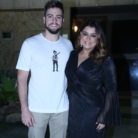 Preta Gil posa com o marido, Rodrigo Godoy, em seu aniversário de 43 anos, em São Conrado, Zona Sul do Rio de Janeiro, na noite desta terça-feira, 8 de agosto de 2017