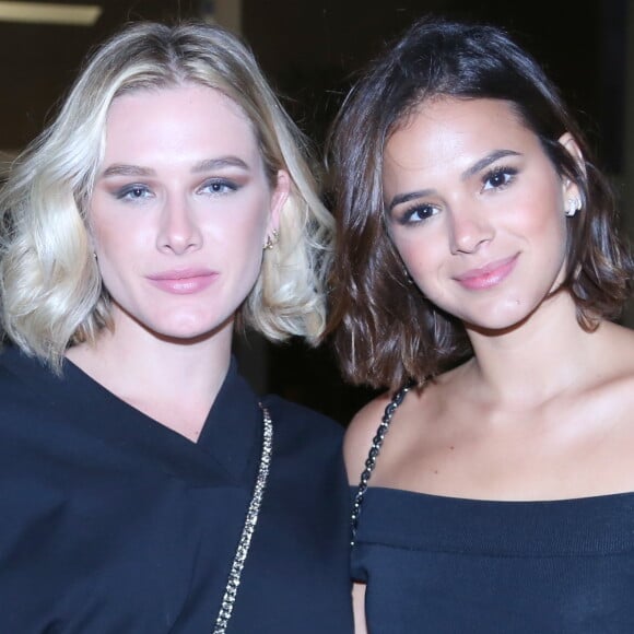 Bruna Marquezine posa com Fiorella Mattheis em aniversário de 43 anos de Preta Gil, em São Conrado, Zona Sul do Rio de Janeiro, na noite desta terça-feira, 8 de agosto de 2017