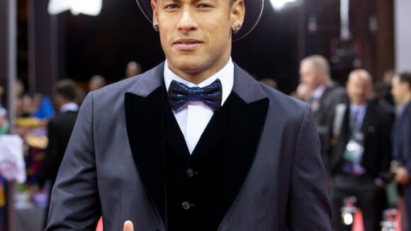 Neymar leva bronca do Detran por falta de cinto: 'Exigido pelos franceses'