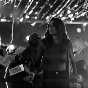 Bibi (Juliana Paes) festeja seu aniversário em baile funk ostentação, com direito a chuva de dinheiro, na novela 'A Força do Querer'