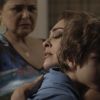 Dedé (João Bravo) avisa a Bibi (Juliana Paes) que a polícia está atrás dela, na novela 'A Força do Querer'