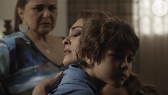 Dedé (João Bravo) avisa a Bibi (Juliana Paes) que a polícia está atrás dela, na novela 'A Força do Querer'
