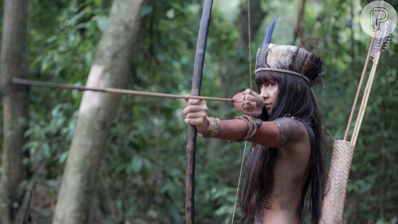 Jacira (Giullia Buscacio) decide ensinar as mulheres tucaré a usarem o arco e flecha, na novela 'Novo Mundo'