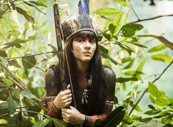Jacira (Giullia Buscacio) decide treinar as índias tucaré para a luta e elas vencem batalha contra os pistoleiros brancos, na novela 'Novo Mundo'
