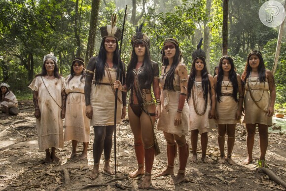 Jacira (Giullia Buscacio) treina as mulheres tucaré e juntas elas salvam a tribo, na novela 'Novo Mundo', em 17 de agosto de 2017