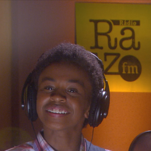 Zeca (Jean Paulo Campos) canta na rádio Raiz FM e deixa sua família emocionada em Doce Horizonte, no capítulo que vai ao ar sexta-feira, dia 18 de agosto de 2017, na novela 'Carinha de Anjo'