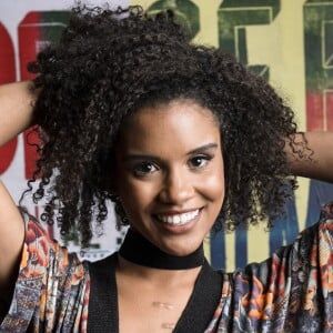 Heslaine Vieira, a intérprete de Ellen em 'Malhação', tem orgulho de seus fios e de poder representar as meninas negras