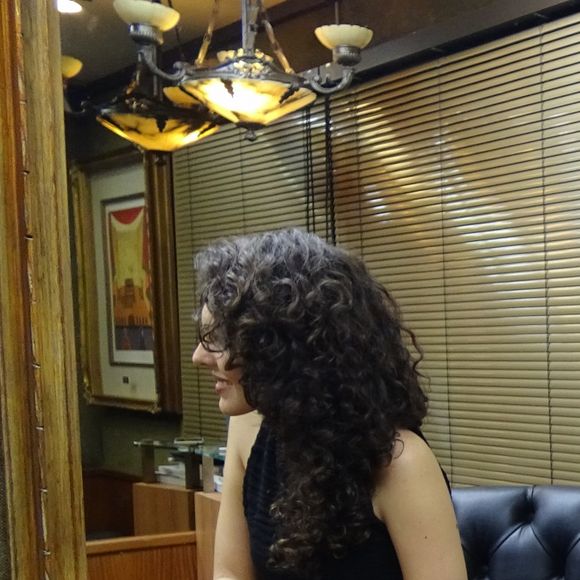 Julia Konrad lava o cabelo todos os dias e seca os fios com uma camiseta de malha ou papel toalha para evitar frizz