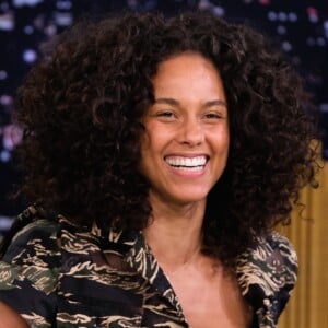 A cantora norte-americana Alicia Keys passou por uma transformação e, além de assumir o cabelo natural, deixou de usar maquiagem