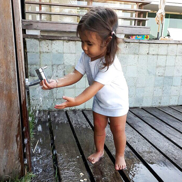 Deborah Secco rebate críticas por torneira aberta em foto da filha, Maria Flor, nesta quinta-feira, dia 10 de agosto de 2017