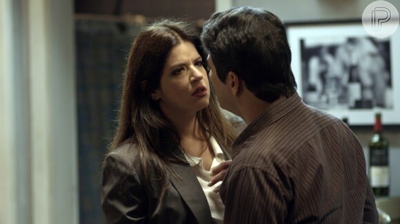 Maria Pia (Mariana Santos) se consola com Malagueta (Marcelo Serrado) depois da ameaça de suicídio, na novela 'Pega Pega'