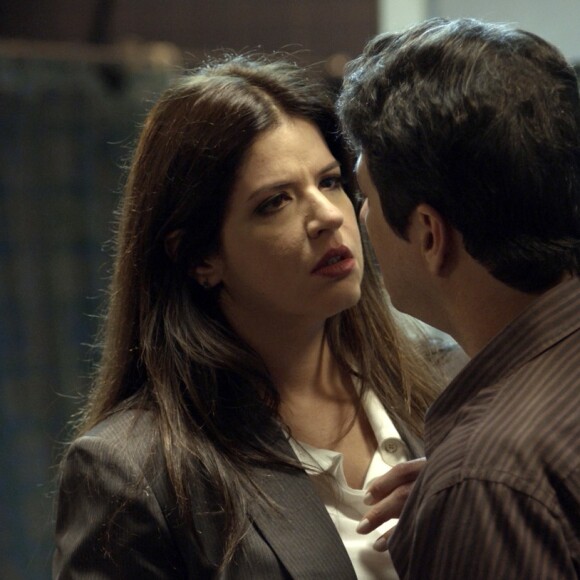 Maria Pia (Mariana Santos) se consola com Malagueta (Marcelo Serrado) depois da ameaça de suicídio, na novela 'Pega Pega'