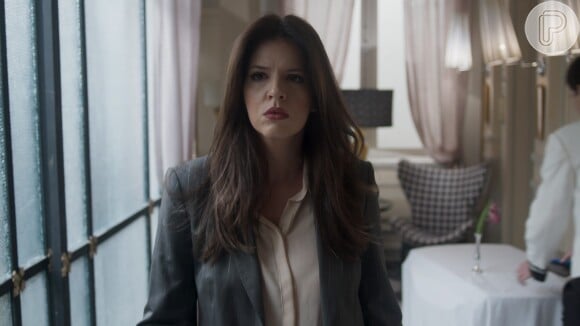 Maria Pia (Mariana Santos) ameaça se matar, na tentativa de impedir o casamento de Eric (Mateus Solano) com Luiza (Camila Queiroz), na novela 'Pega Pega'