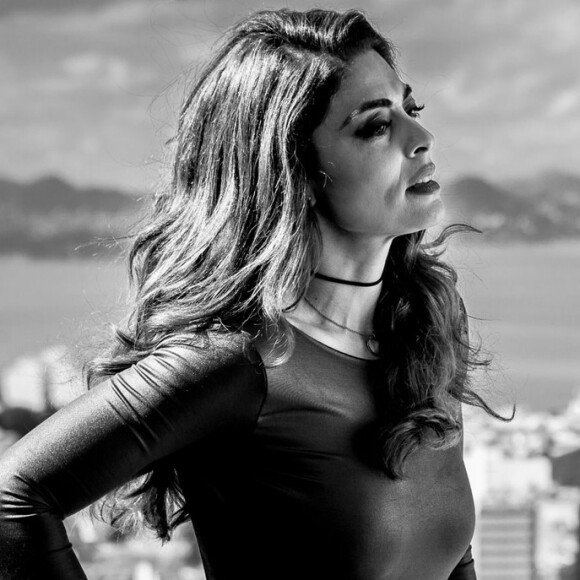 Bibi (Juliana Paes) fica esperando os traficantes de armas fazerem a entrega, mas pede que um deles fique com ela por garantia, na novela 'A Força do Querer'