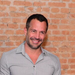 Malvino Salvador vive bicheiro carioca na peça 'Boca Dourada'