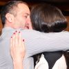 Malvino Salvador ganha beijão da mulher, Kyra Gracie, em pré-estreia no teatro
