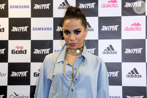 Anitta deixou os olhos bem marcados para o show no Rio
